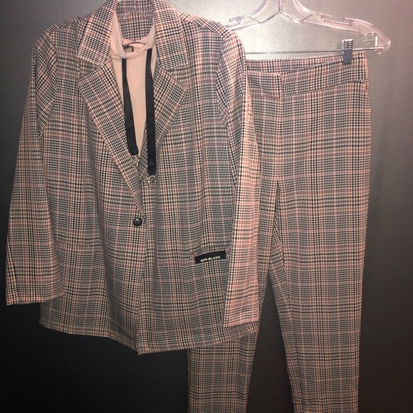 Suit - Picture 3 of 5
